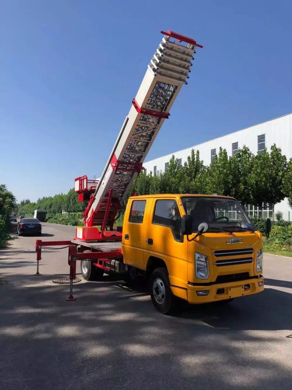 芙蓉附近的云梯车出租服务：轻松解决高空作业需求